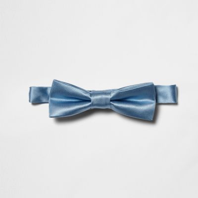 Light blue shiny bow tie